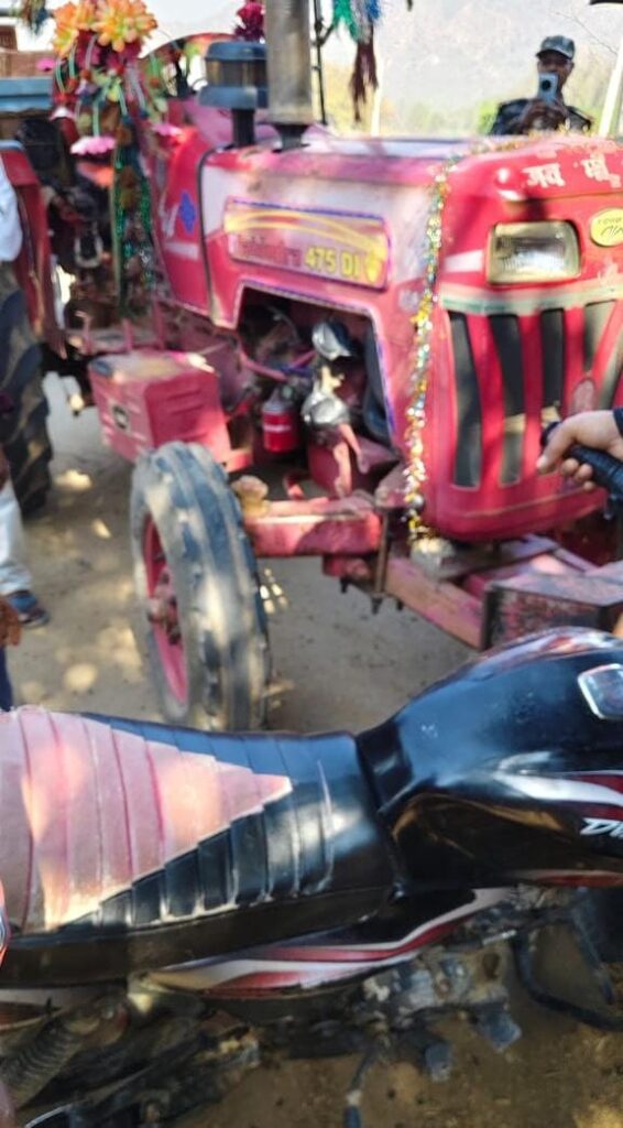 ट्रैक्टर ने मोटरसाईकिल सवार को मारी टक्टर, एक महिला की मौ/त