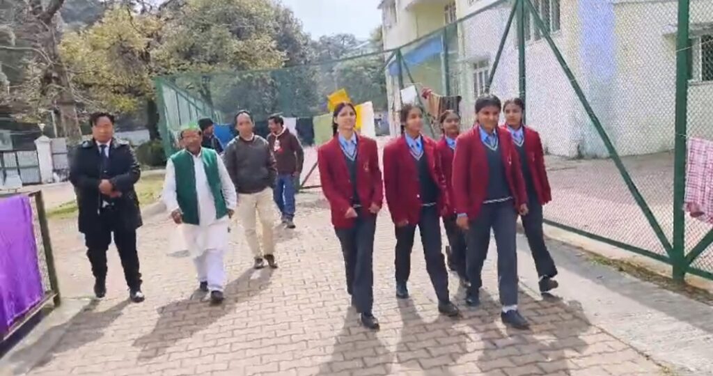 पर्यावरणविद ने उत्तराखंड में दो राज्यों के तीन केंद्रीय विद्यालय के बच्चों को पढाया पर्यावरण धर्म के पाठ