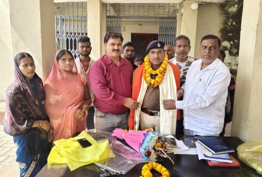 टंडवा थाने पर नए थाने के अध्यक्ष धनंजय कुमार ने कब्जा कर लिया।