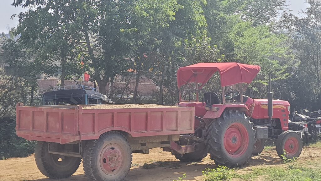 पुलिस ने बड़ी कारवाई करते हुये एक अवैध बालू लदा ट्रेक्टर जब्त कर थाना लायी है.