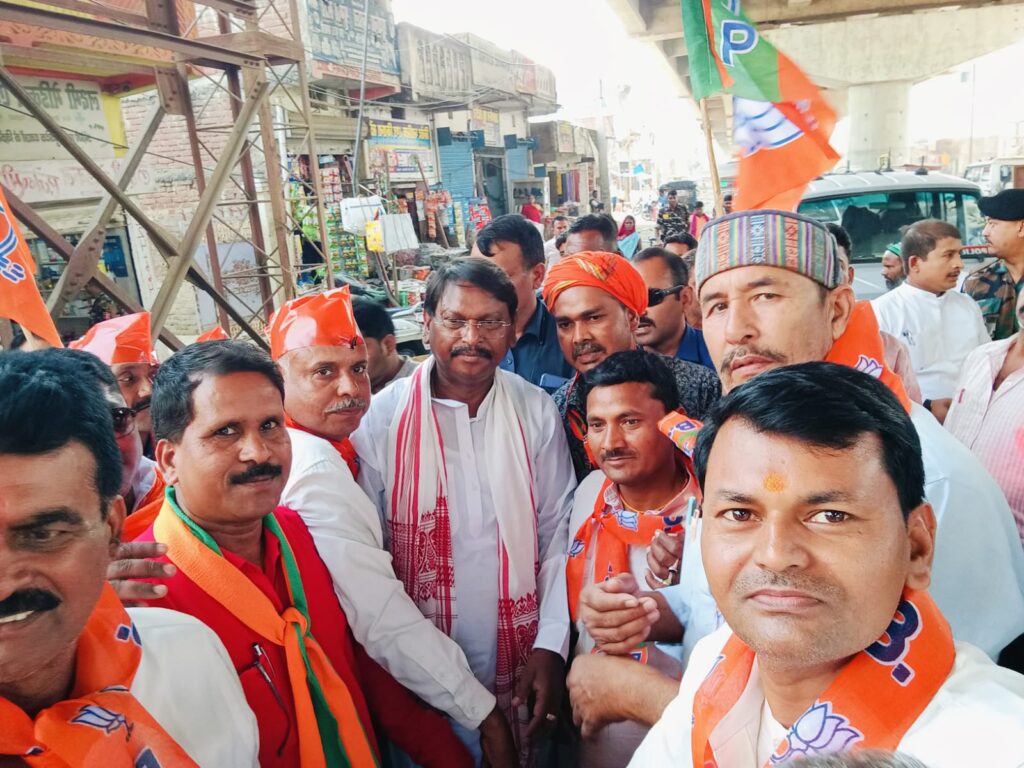 गर्मजोशी के साथ पूर्व मुख्यमंत्री अर्जुन मुंडा को भाजपा कार्यकर्ताओं ने किया स्वागत