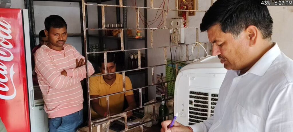 *सरकारी शराब दुकान में मुद्रित दर से अधिक कीमत पर भड़के एसडीओ*