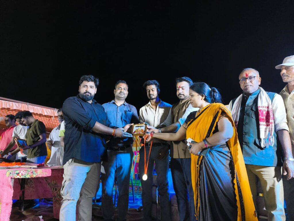 ।। बंशीधर नाइट क्रिकेट टूर्नामेंट के फाइनल में दूधी उत्तर प्रदेश की टीम ने बंशीधर फाइटर्स को 6 विकेट से हराकर खिताब पर किया कब्जा ।।