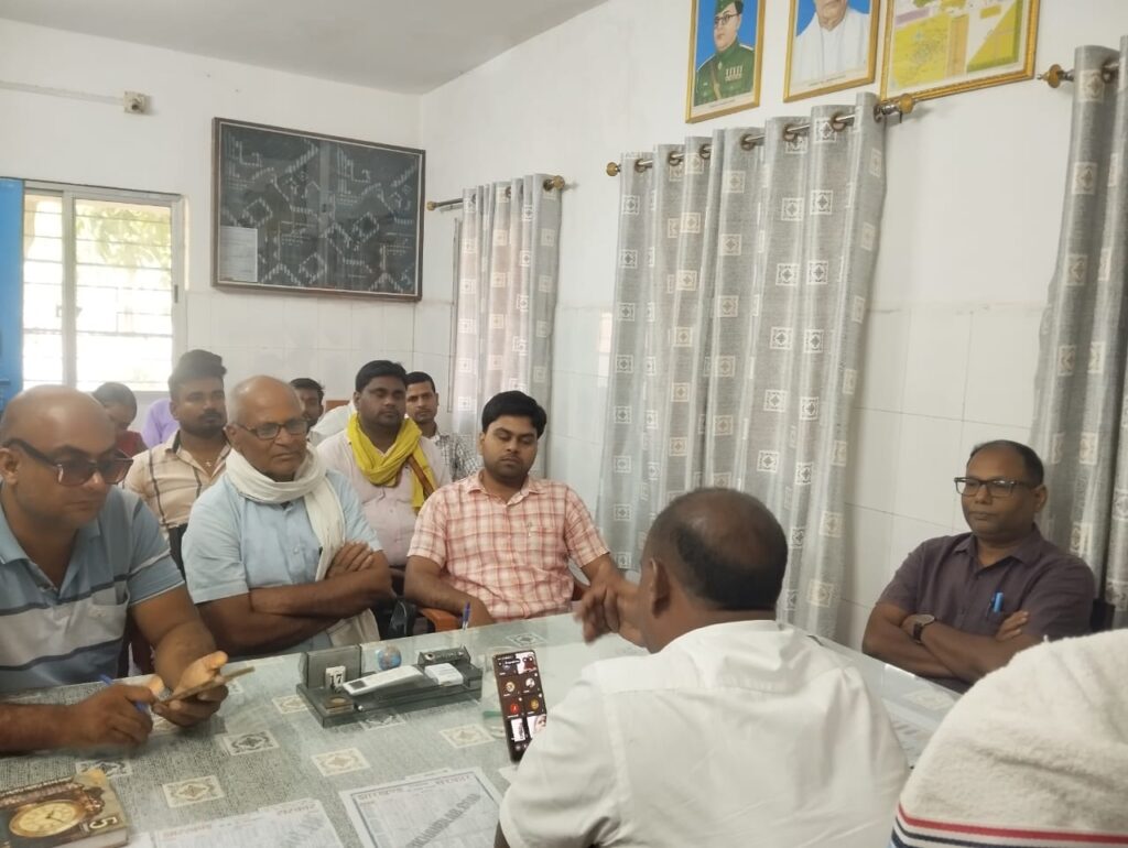 आयुष्मान कार्ड बनाने के लिए सहिया एवं अन्य कर्मियों के साथ किया बैठक