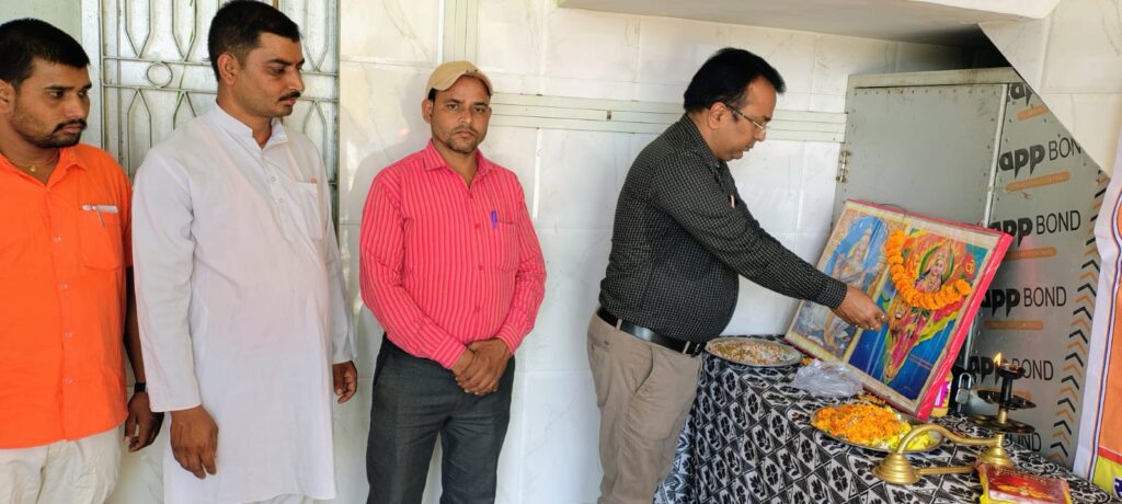 पहलगाम में मारे गए पर्यटकों को श्रद्धांजलि देते एकल अभियान के लोग,