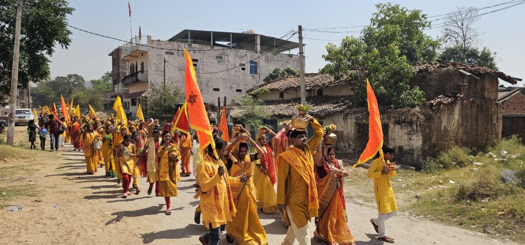 श्री बंशीधर नगर:- माता गायत्री शक्तिपीठ का सातवां वार्षिकोत्सव एवं शिव परिवार की प्राण प्रतिष्ठा समारोह को लेकर शनिवार भव्य कलश शोभायात्रा निकाला गया।