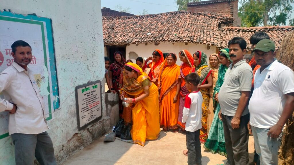 मुखिया ने पीसीसी पथ का किया उद्घाटन