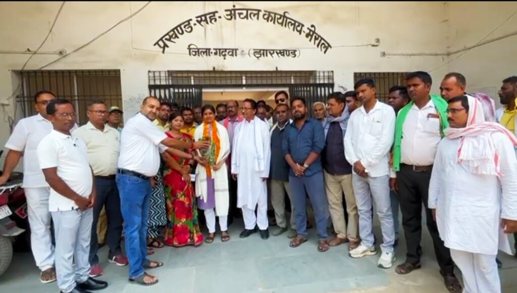 प्रखंड कार्यालय में यूपीएससी की परीक्षा में सफलता की परचम लहराने वाली छाया को किया सम्मानित