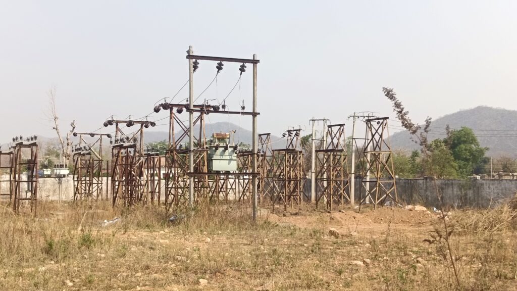 बिश्रामपुर के नावाडीह विद्युत उपकेंद्र में बिजली संकट, स्टाफ की कमी बनी मुख्य वजह।