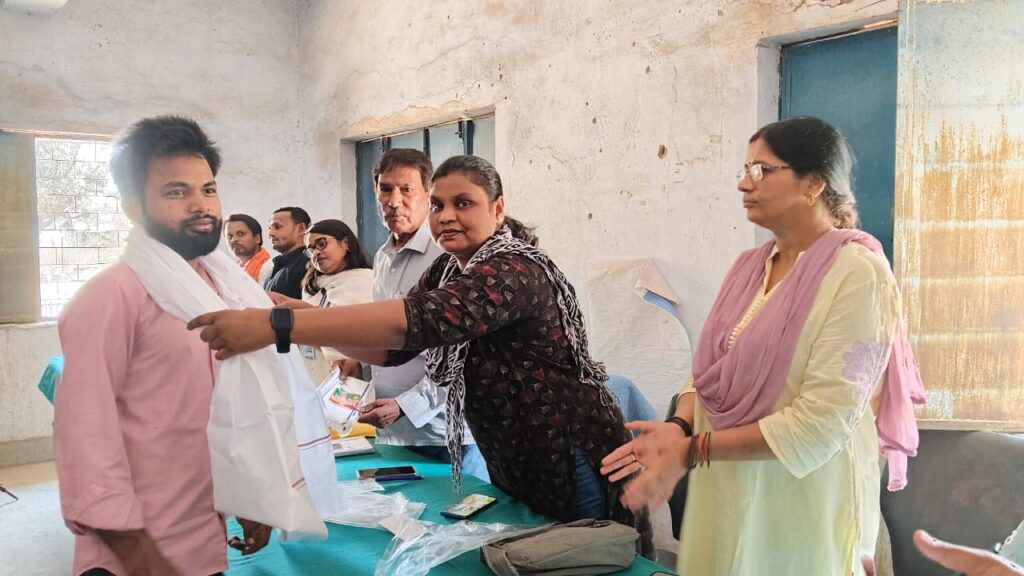 मनरेगा में काम करने वाले मजदूर को किया सम्मानित
