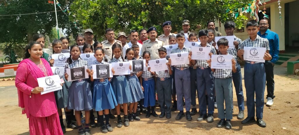 पलामू। आज दिनांक 06 मई 2025 को पलामू जिले के सदर एवं हरिहरगंज थाना क्षेत्रों में विद्यालय के छात्र-छात्राओं को पुलिस कार्यप्रणाली से अवगत कराने हेतु थाना भ्रमण कार्यक्रम आयोजित किया गया।