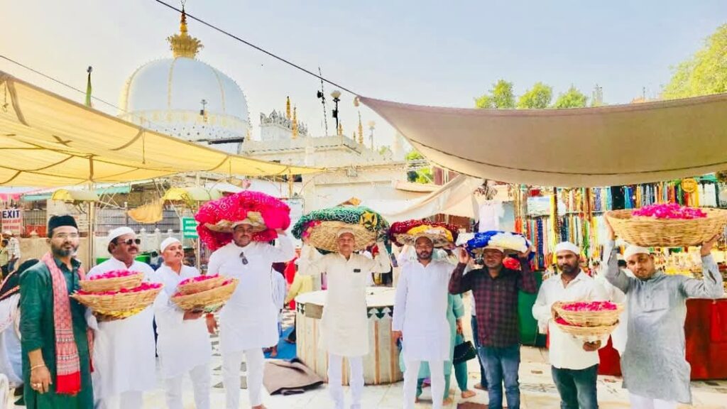 श्री बंशीधर नगर (गढ़वा):- युवा सम्राट भोजपुर गढ़ प्रमुख दीपक प्रताप देव एवं झामुमो केंद्रीय समिति सदस्य ताहिर अंसारी ने अजमेर शरीफ के दरगाह पर की चादरपोशी,मांगी देश में अमन चैन खुशहाली की&nbsp; दुआ ।।