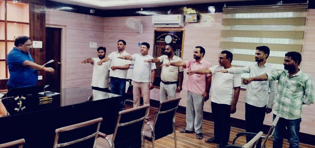 ।। श्री बंशीधर नगर (गढ़वा):- बंशीधर नगर अन्तर्गत मुख्य बाजार में यातायात व्यवस्था सुचारू रखने एवं आम जनता को जाम से निजात दिलाने हेतु निम्नांकित आदेश दिया जाता है:- एसडीओ प्रभाकर मृघा।।