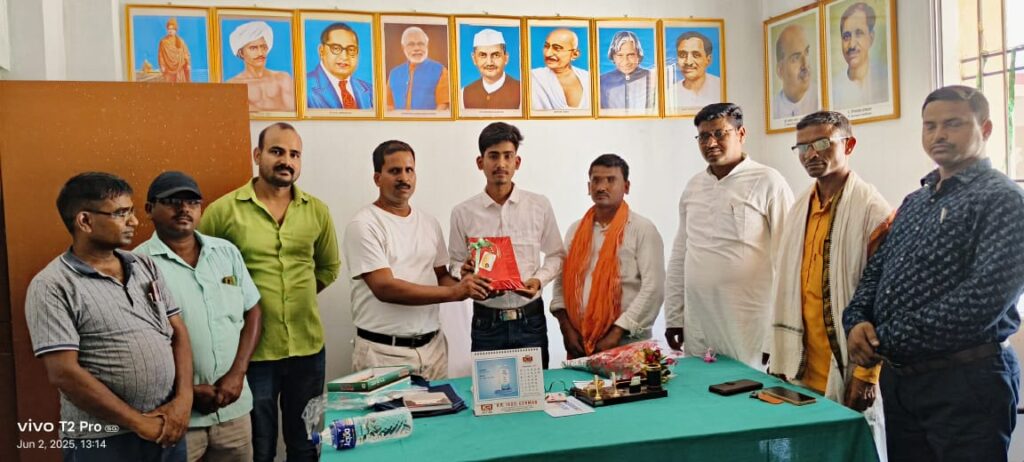आइएससी गढ़वा जिला टॉपर को विधायक प्रतिनिधि ने किया सम्मानित