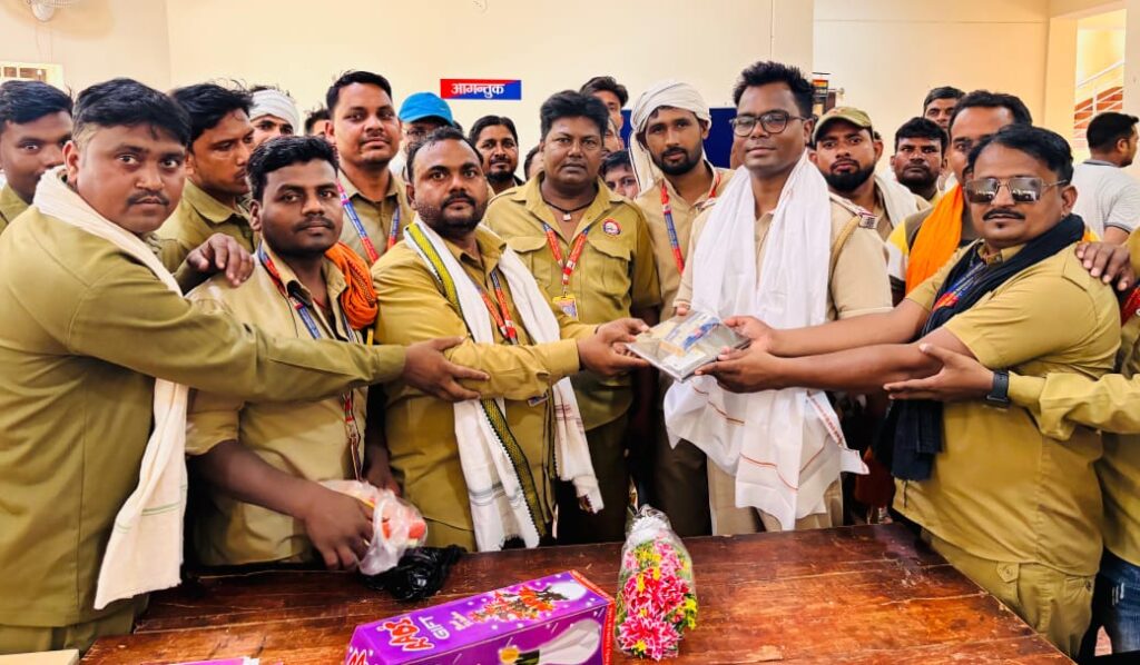 श्री बंशीधर नगर(गढ़वा):- ऑल राइटस ड्राइवर मजदूर महासंघ ने नगर ऊंटरी थाना प्रभारी को सॉल बुक्के देकर किया सम्मानित ।।