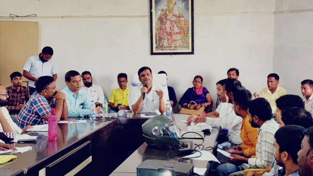 ।। श्री बंशीधर नगर:- निर्वाचन आयोग के निर्देशानुसार मतदान केंद्र के जिओ फेंसिंग हेतु वि/स क्षेत्र के सभी बीएलओ सुपरवाइजर के साथ की गई अहम बैठक ।।