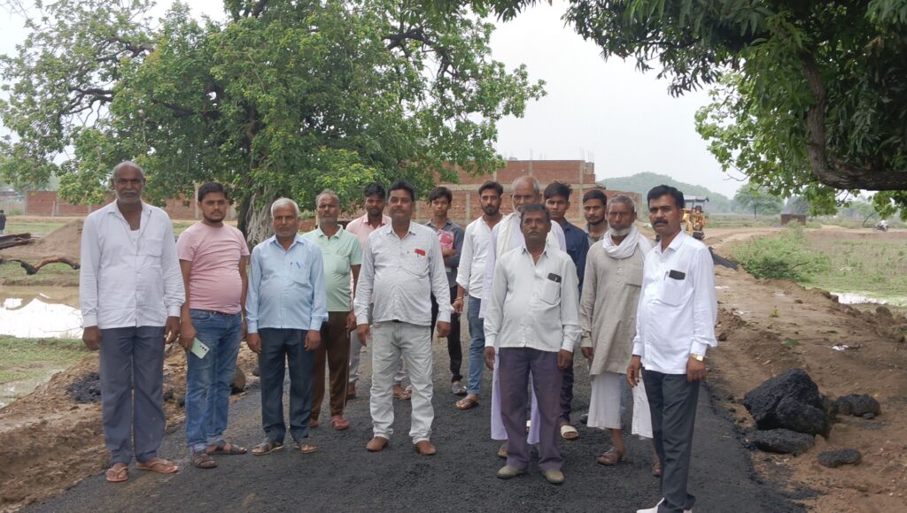 सड़क निर्माण में भारी भ्रष्टाचार, ग्रामीणों में आक्रोश, दी आंदोलन की चेतावनी