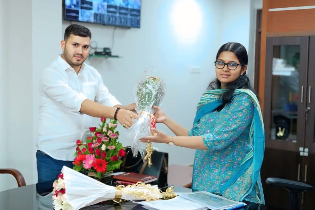 पलामू ज़िप उपाध्यक्ष आलोक ने नवपदस्थापित उपायुक्त समीरा एस को पुष्पगुच्छ देकर की शिष्टाचार मुलाक़ात