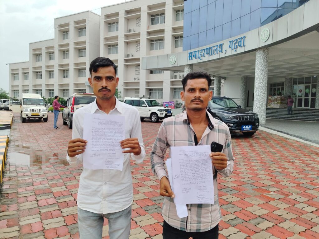 ।।श्री बंशीधर नगर (गढ़वा):- प्रधानमंत्री आवास योजना में भारी गड़बड़ी को लेकर उपयुक्त को आवेदन देने पहुंचे चितविश्राम पंचायत के ग्रामीण ।।