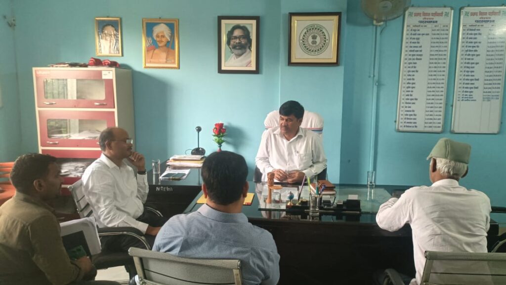 एसडीओ संजय कुमार पांडे ने मेराल कार्यालय पहुंचकर योजनाओं की जानकारी ली