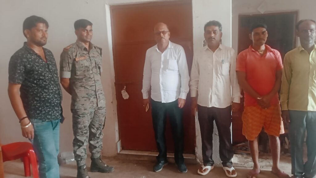 सगमा प्रखंड के बीरबल में यूरिया खाद की कालाबाजारी का बहुत ही बड़ा खुलासा, 100 बोरी जब्त, दुकान को किया गया सील