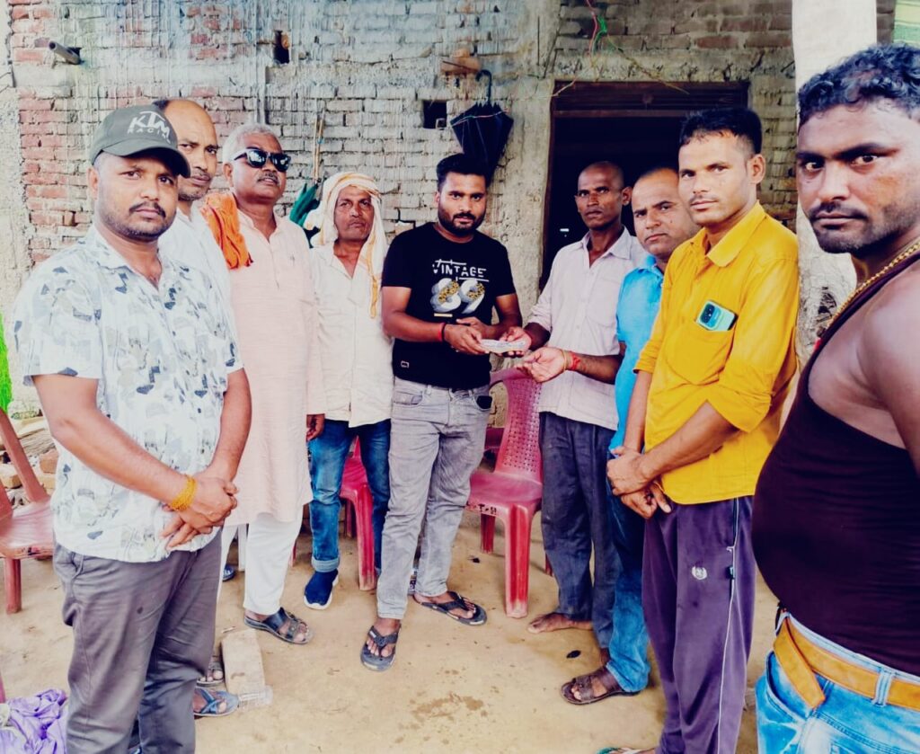 ।। श्री बंशीधर नगर:- झामुमो नेता व युवा समाजसेवी दीपक प्रताप देव ने कार्यकर्ताओं से शोकाकुल परिवारों को दी आर्थिक सहायता ।।