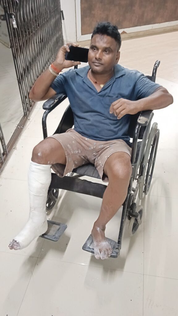 11 केवी फॉल्ट दुरुस्त कर लौटते समय विद्युत कर्मी का सड़क हादसे में पैर टूटा