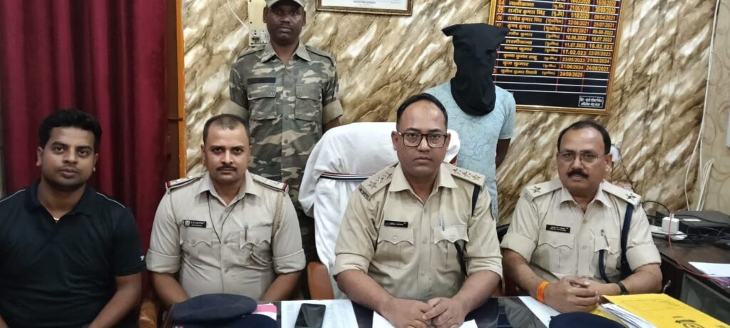 ।। गढ़वा में व्यवसाई के घर अंधाधुंध फायरिंग करने वाला रवि तिवारी गैंग का सदस्य अनुज तिवारी हुआ गिरफ्तार,छापेमारी जारी ।।