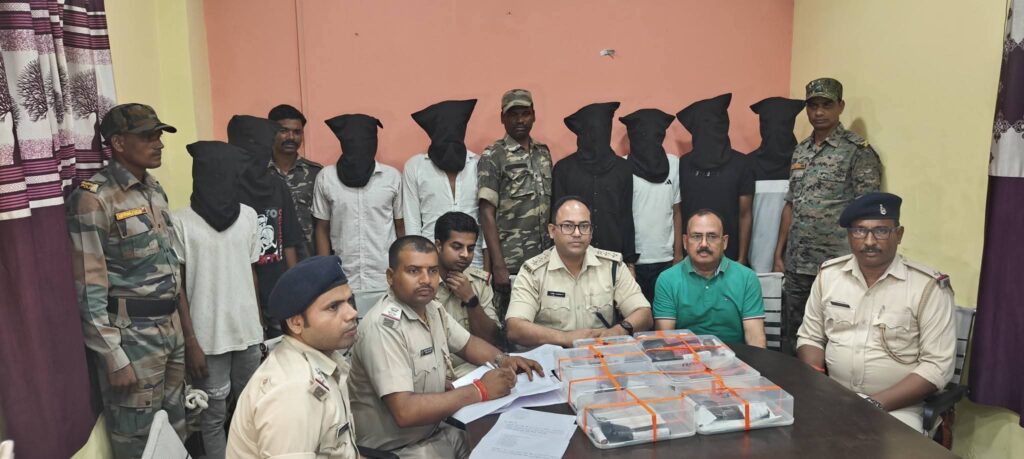 ।। गढ़वा पुलिस की बड़ी कार्रवाई: ज्वेलरी शॉप और बैंक लूट की योजना बना रहे 8 अपराधी गिरफ्तार ।।