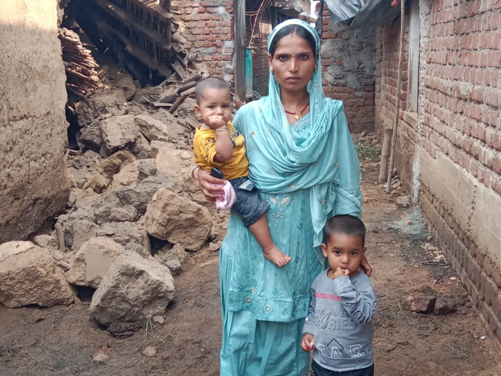 एक व्यक्ति की अचानक घर गिरने से लाखों की हुई क्षति,बेघर हुए परिवार के लोग