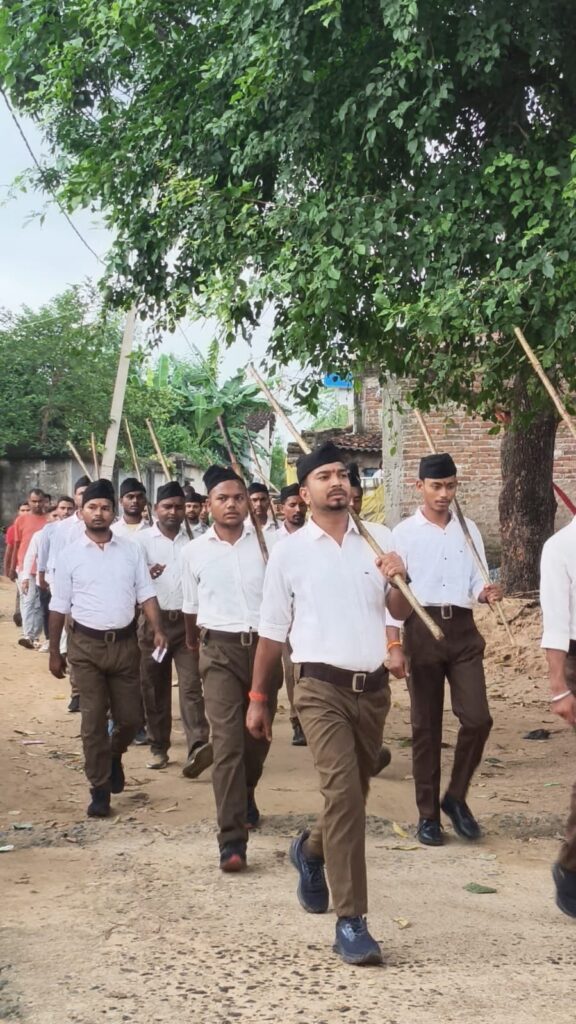 गढ़वा जिले के डंडई खंड में आरएसएस का पथ संचलन