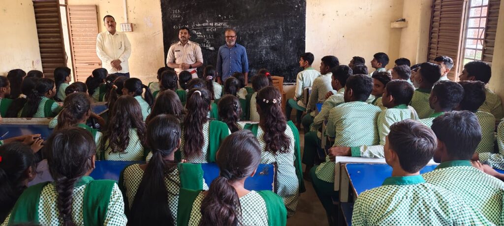 सड़क सुरक्षा को लेकर थाना प्रभारी ने बच्चों को किया जागरूक
