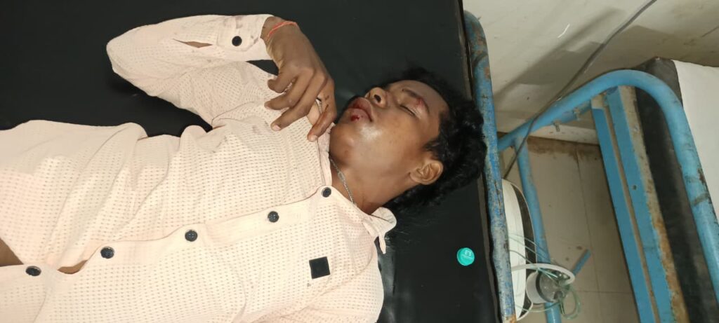 ।। श्री बंशीधर नगर — भवनाथपुर मार्ग में दो बाइकों की आमने-सामने टक्कर, तीन युवक गंभीर रूप से घायल ।।