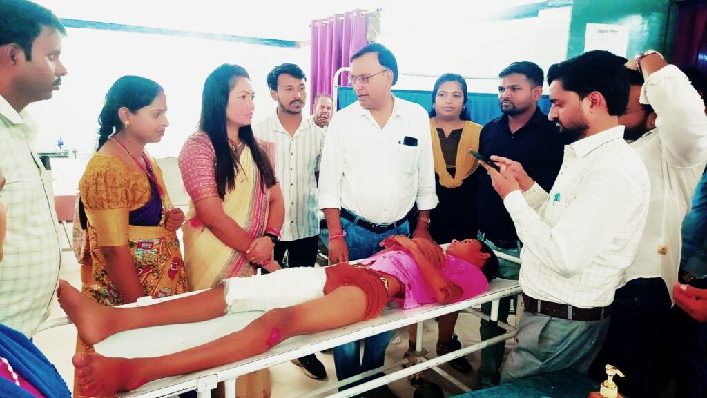 ।। विशुनपुरा(गढ़वा):- कामता पेट्रोल पंप के समीप सड़क हादसे में युवक हुआ घायल,जिला परिषद अध्यक्ष शांति देवी पहुंची अस्पताल ।।
