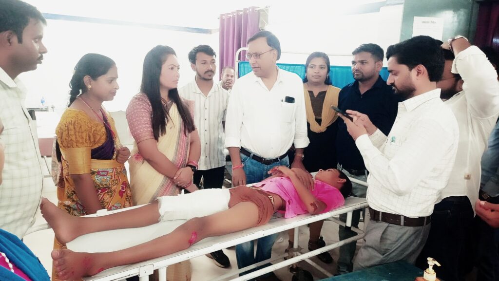 ।। विशुनपुरा(गढ़वा):- कामता पेट्रोल पंप के समीप सड़क हादसे में युवक हुआ घायल,जिला परिषद अध्यक्ष शांति देवी पहुंची अस्पताल ।।