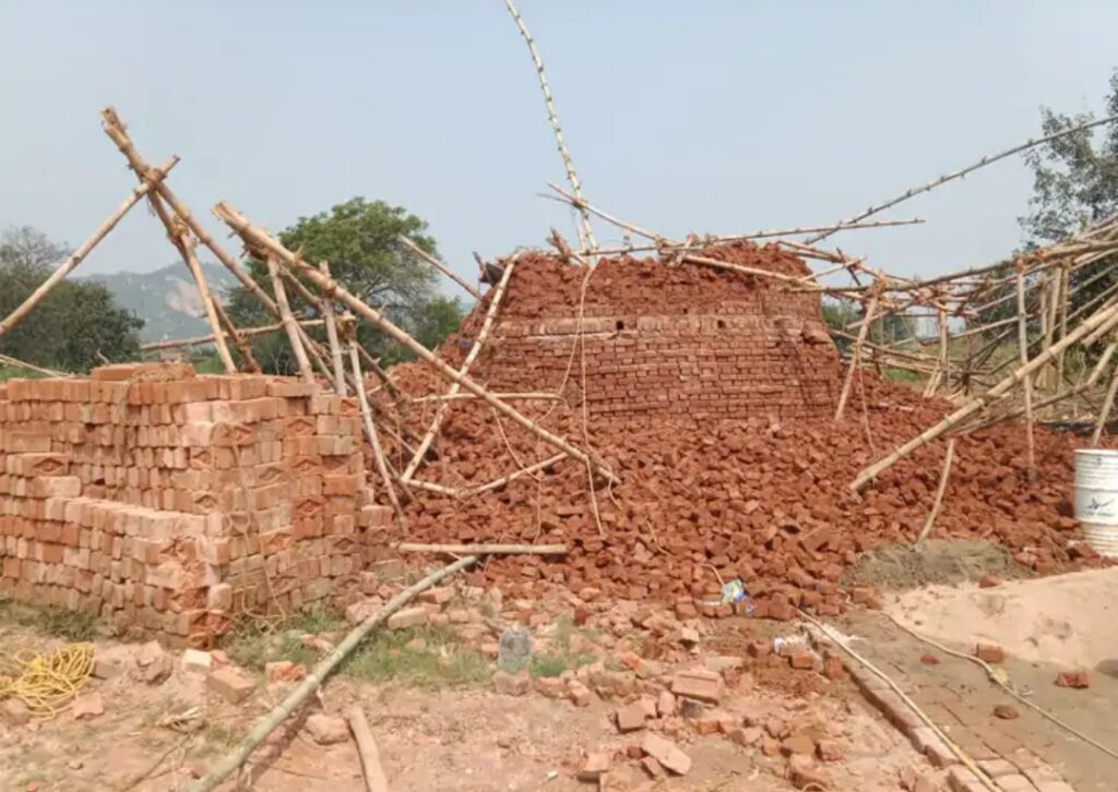 ।। गढ़वा में ईटा भट्ठा गिरने से एक मजदूर की हुई दर्दनाक मौत,चार मजदूर घायल,100 फिट ऊंचा था निर्माणाधीन भट्टा ।।