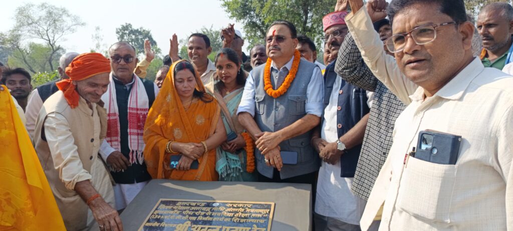 ।। भवनाथपुर में विकास की नई राह; विधायक अनंत ने रखी दो योजनाओं की आधारशिला ।।
