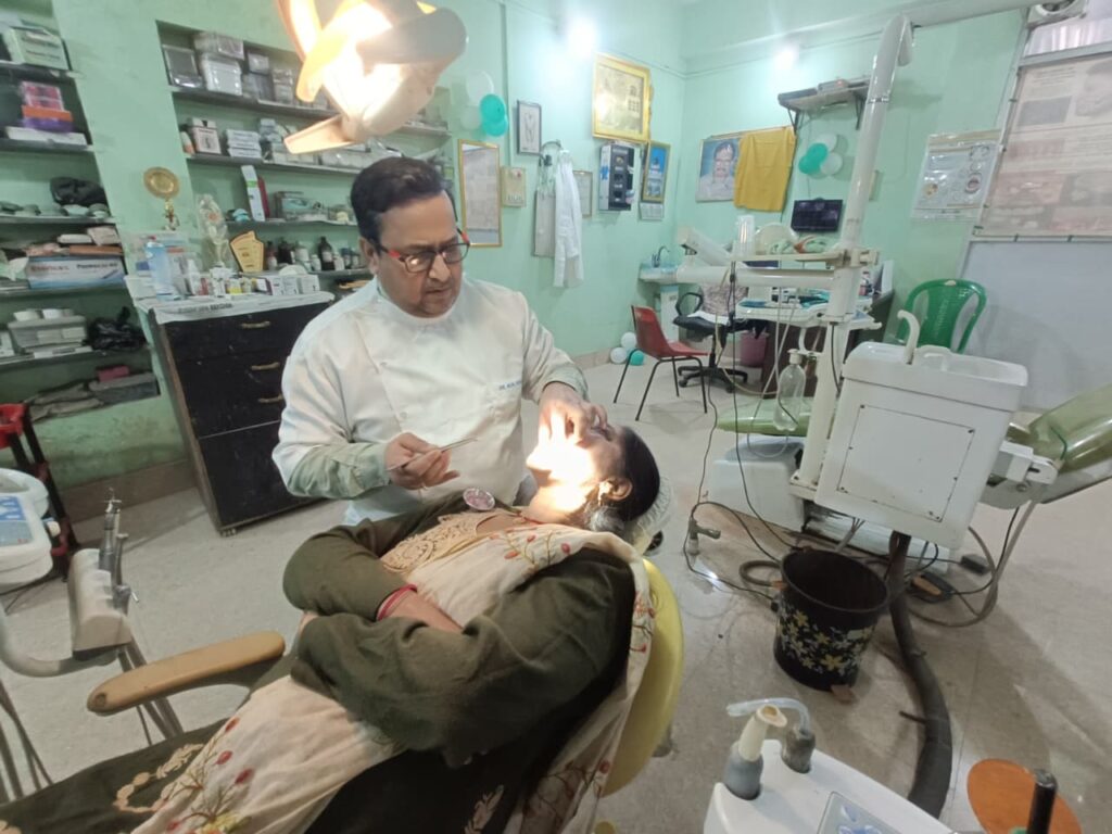 गढ़वा शहर के कचहरी रोड स्थित जनता डेंटल क्लीनिक में चल रहे निःशुल्क दंत चिकित्सा शिविर के 25वें दिन भी मरीजों की भीड़ लगातार बनी रही।