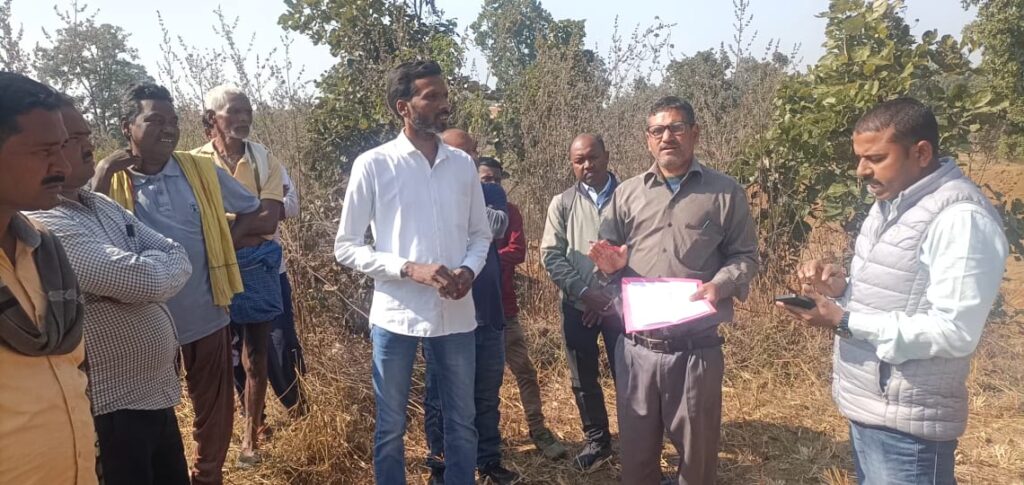 चिनिया मनरेगा योजना की शिकायत मिलने के आलोक में जांच करने पहुंची पूरे टीम के साथ वीडियो सुबोध कुमार