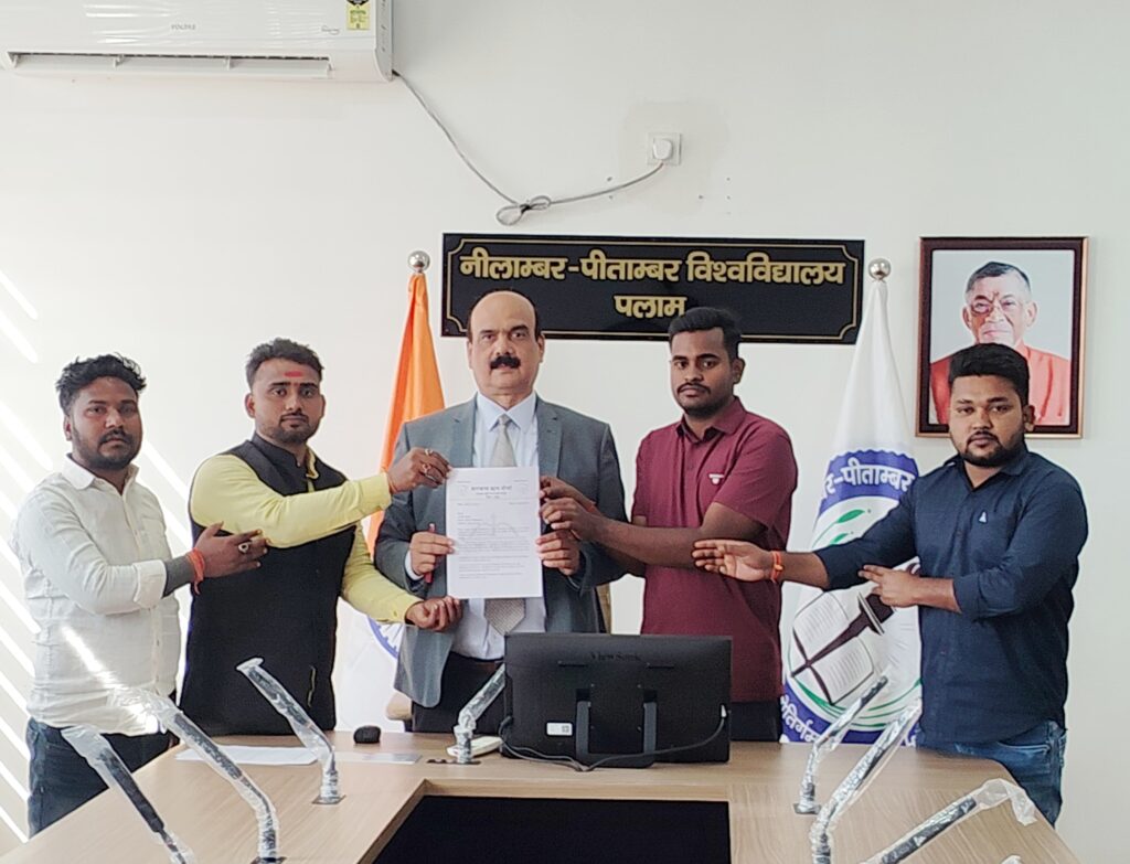 नीलांबर–पीतांबर विश्वविद्यालय व गढ़वा के महाविद्यालयों में शैक्षणिक अव्यवस्था, झारखंड छात्र मोर्चा ने सौंपा ज्ञापन