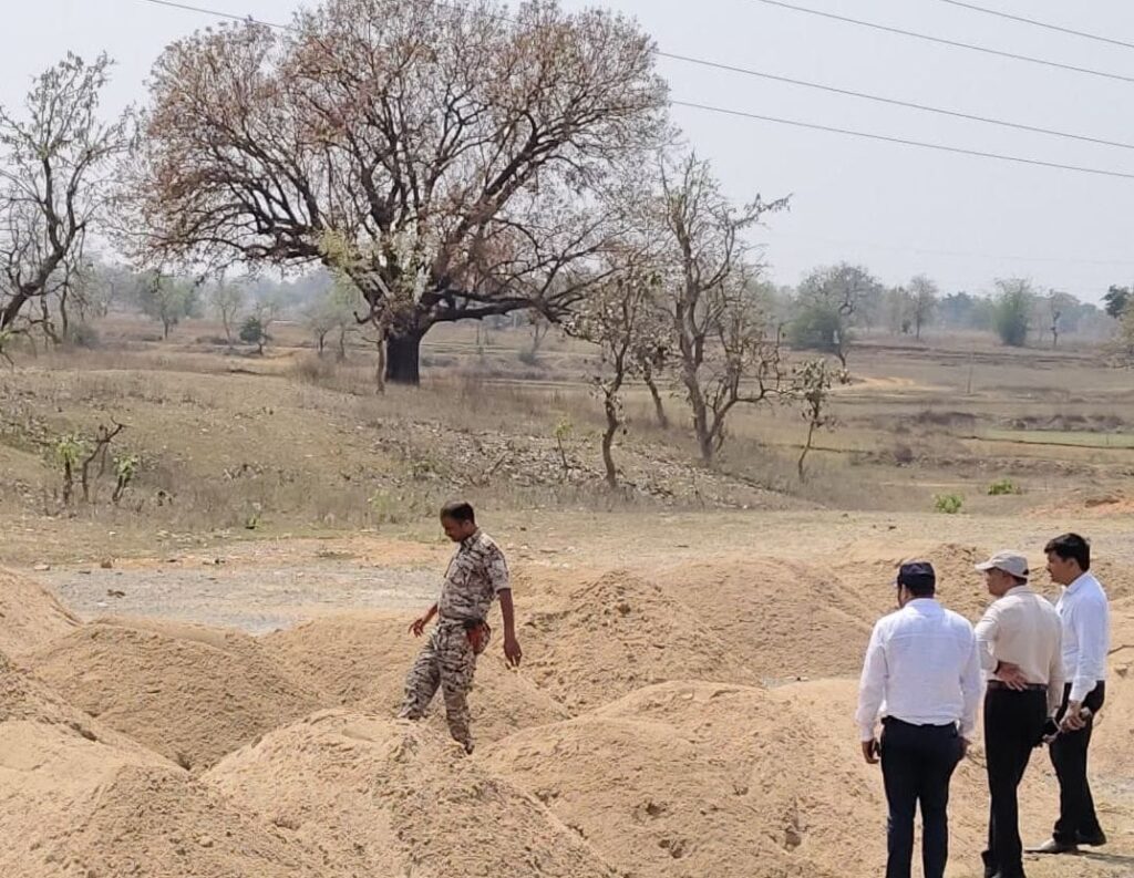 एसडीएम की औचक छापेमारी, 61 ट्रैक्टर बालू जब्त
